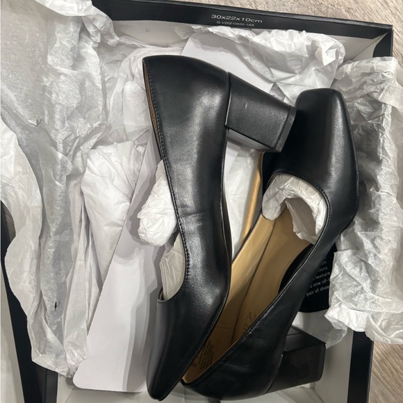 Naturalizer Karina Elegant Dress Pumps - Picture 2 of 4